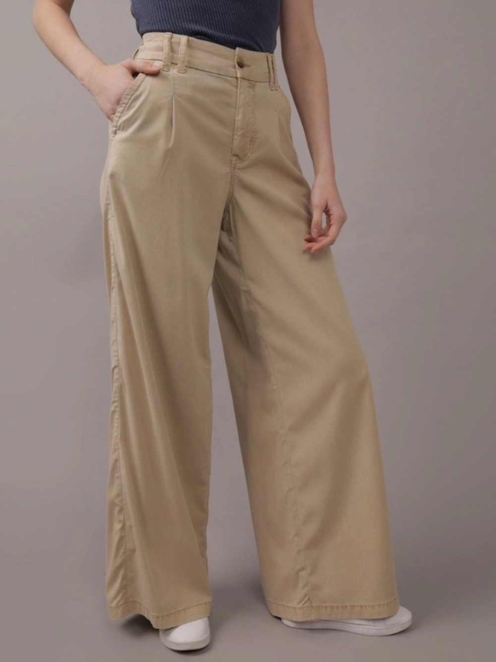 American Eagle Super High Rise Wide Leg Pants in Khaki size 2 Inseam 32” Tall